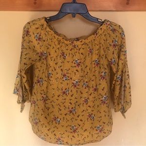 Yellow flowered top Size XS Paper Moon Stitch Fix 100% Rayon